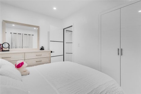 Villa ou maison à vendre à Miami, Floride: 3 chambres, 92.34 m2 № 1924247 - photo 13