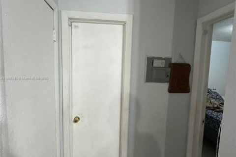 Commercial property in Opa-locka, Florida № 1845818 - photo 6