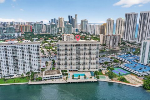 Condo in Sunny Isles Beach, Florida, 1 bedroom  № 1895883 - photo 10