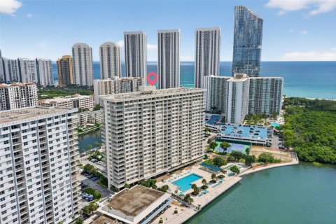 Condo in Sunny Isles Beach, Florida, 1 bedroom  № 1895883 - photo 1