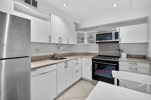 Condo in Sunny Isles Beach, Florida, 1 bedroom  № 1895883 - photo 16