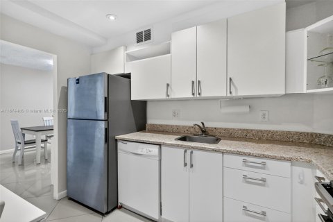 Condo in Sunny Isles Beach, Florida, 1 bedroom  № 1895883 - photo 17