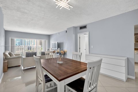 Condo in Sunny Isles Beach, Florida, 1 bedroom  № 1895883 - photo 13