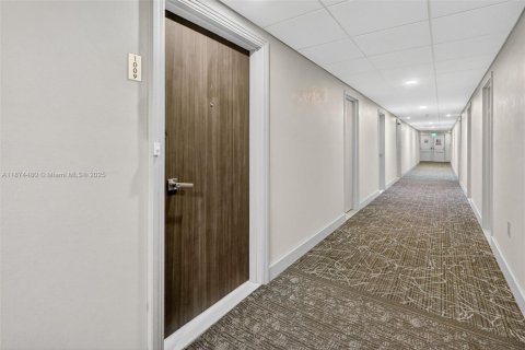 Condo in Sunny Isles Beach, Florida, 1 bedroom  № 1895883 - photo 11