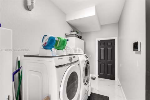 Casa en venta en Homestead, Florida, 5 dormitorios, 253.25 m2 № 1989984 - foto 20