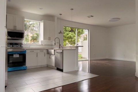 Casa en venta en Pembroke Pines, Florida, 3 dormitorios, 158.77 m2 № 2000393 - foto 7