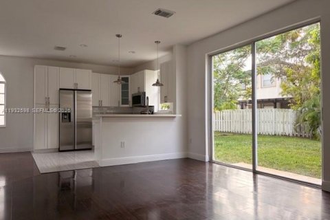 Casa en venta en Pembroke Pines, Florida, 3 dormitorios, 158.77 m2 № 2000393 - foto 4