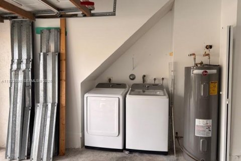 Casa en venta en Pembroke Pines, Florida, 3 dormitorios, 158.77 m2 № 2000393 - foto 23