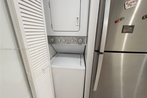 Condominio en alquiler en Miami, Florida, 2 dormitorios, 113.71 m2 № 1992227 - foto 11