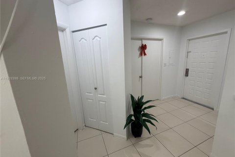 Condominio en alquiler en Miami, Florida, 2 dormitorios, 113.71 m2 № 1992227 - foto 2