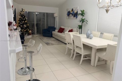 Condominio en alquiler en Miami, Florida, 2 dormitorios, 113.71 m2 № 1992227 - foto 3