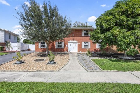 Casa en venta en Lake Park, Florida, 4 dormitorios, 130.06 m2 № 1951040 - foto 1