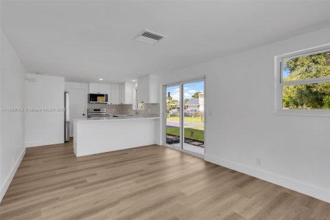 Casa en venta en Lake Park, Florida, 4 dormitorios, 130.06 m2 № 1951040 - foto 10