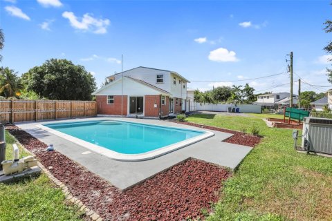 Casa en venta en Lake Park, Florida, 4 dormitorios, 130.06 m2 № 1951040 - foto 27