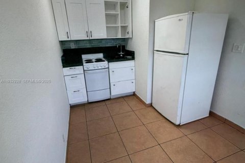 Снять в аренду квартиру в Майами, Флорида 1 спальня, 27.87м2, № 1991280 - фото 3