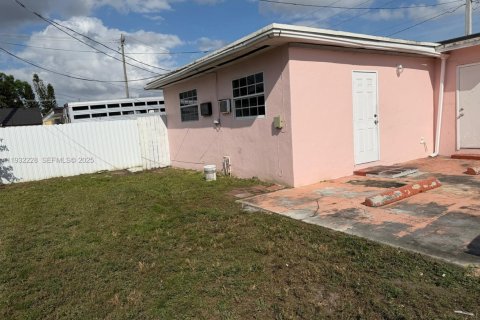 Снять в аренду квартиру в Майами, Флорида 1 спальня, 27.87м2, № 1991280 - фото 10