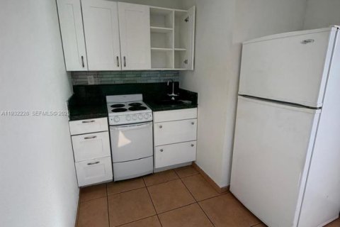 Снять в аренду квартиру в Майами, Флорида 1 спальня, 27.87м2, № 1991280 - фото 2