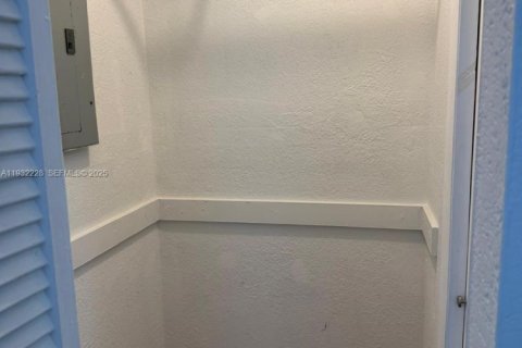 Снять в аренду квартиру в Майами, Флорида 1 спальня, 27.87м2, № 1991280 - фото 7