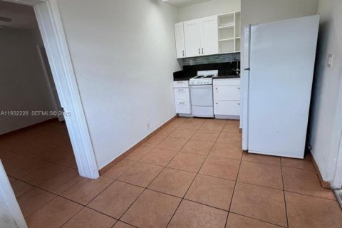Снять в аренду квартиру в Майами, Флорида 1 спальня, 27.87м2, № 1991280 - фото 6
