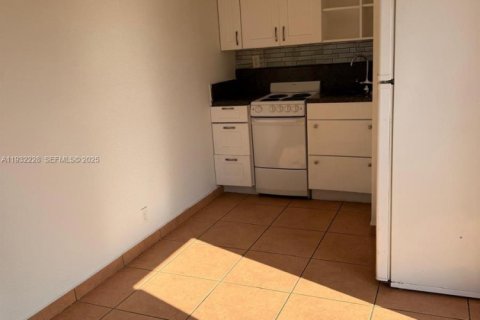 Снять в аренду квартиру в Майами, Флорида 1 спальня, 27.87м2, № 1991280 - фото 4