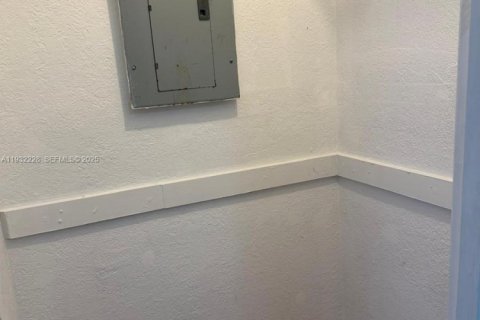 Снять в аренду квартиру в Майами, Флорида 1 спальня, 27.87м2, № 1991280 - фото 9