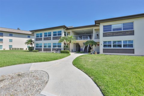 Condo in New Port Richey, Florida, 1 bedroom  № 2165904 - photo 2