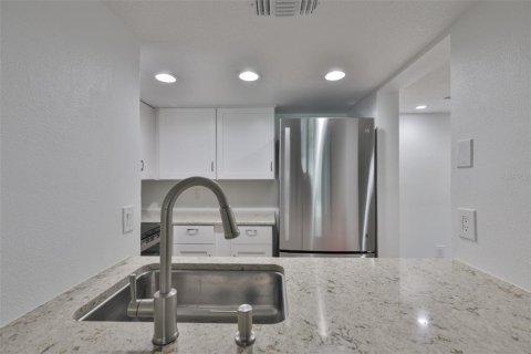 Condo in New Port Richey, Florida, 1 bedroom  № 2165904 - photo 10