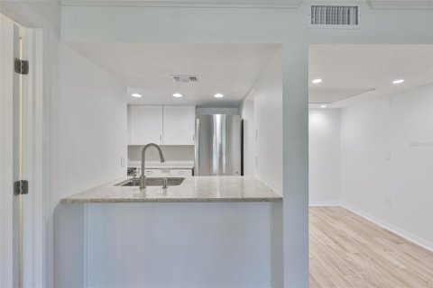 Condo in New Port Richey, Florida, 1 bedroom  № 2165904 - photo 11