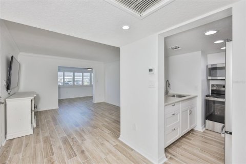 Condo in New Port Richey, Florida, 1 bedroom  № 2165904 - photo 18