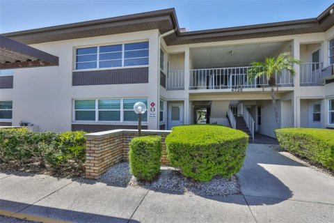 Condo in New Port Richey, Florida, 1 bedroom  № 2165904 - photo 3