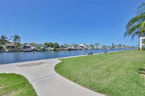 Condo in New Port Richey, Florida, 1 bedroom  № 2165904 - photo 6