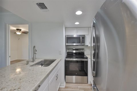 Condo in New Port Richey, Florida, 1 bedroom  № 2165904 - photo 13