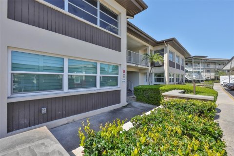Condo in New Port Richey, Florida, 1 bedroom  № 2165904 - photo 4