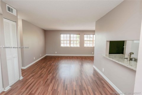Condo in Pembroke Pines, Florida, 2 bedrooms  № 1924274 - photo 1