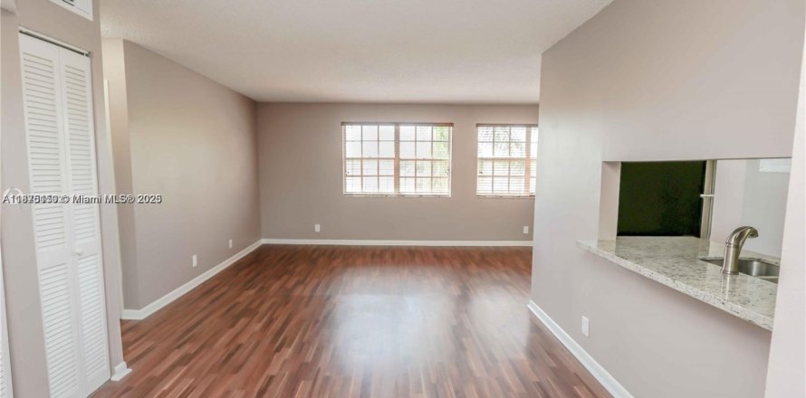 Condo in Pembroke Pines, Florida, 2 bedrooms  № 1924274