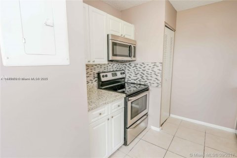 Condo in Pembroke Pines, Florida, 2 bedrooms  № 1924274 - photo 5