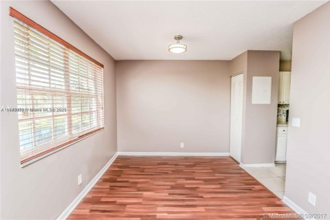 Condo in Pembroke Pines, Florida, 2 bedrooms  № 1924274 - photo 2
