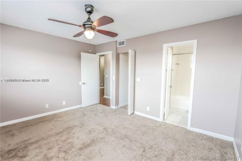 Condo in Pembroke Pines, Florida, 2 bedrooms  № 1924274 - photo 8