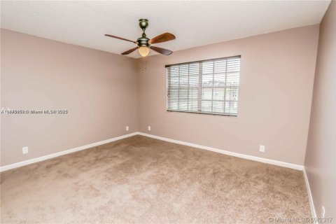 Condo in Pembroke Pines, Florida, 2 bedrooms  № 1924274 - photo 9