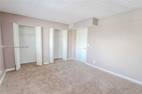 Condo in Pembroke Pines, Florida, 2 bedrooms  № 1924274 - photo 7