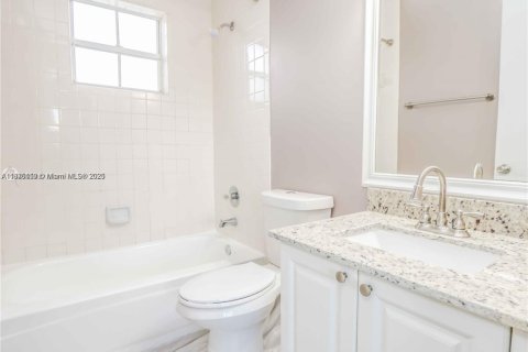 Condo in Pembroke Pines, Florida, 2 bedrooms  № 1924274 - photo 13