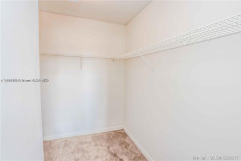 Condo in Pembroke Pines, Florida, 2 bedrooms  № 1924274 - photo 11