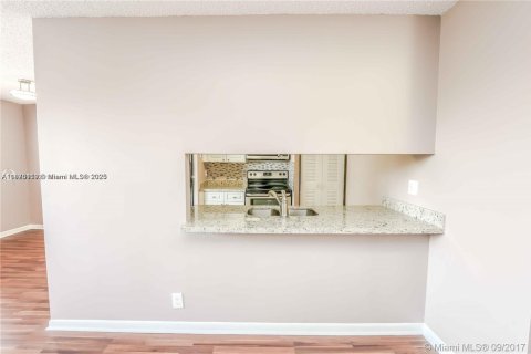 Condo in Pembroke Pines, Florida, 2 bedrooms  № 1924274 - photo 4