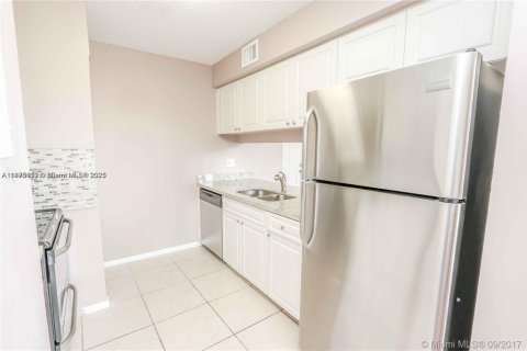 Condo in Pembroke Pines, Florida, 2 bedrooms  № 1924274 - photo 6