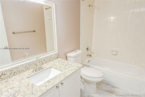 Condo in Pembroke Pines, Florida, 2 bedrooms  № 1924274 - photo 12