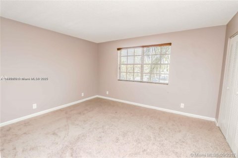 Condo in Pembroke Pines, Florida, 2 bedrooms  № 1924274 - photo 10