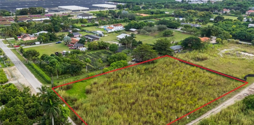 Commercial property in Miami-Dade, Florida № 2034569