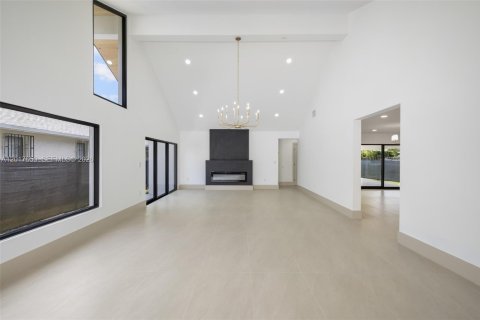 House in Miami, Florida 4 bedrooms, 271.74 sq.m. № 2268200