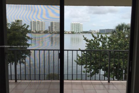 Condo in Sunny Isles Beach, Florida, 2 bedrooms  № 1709368 - photo 2