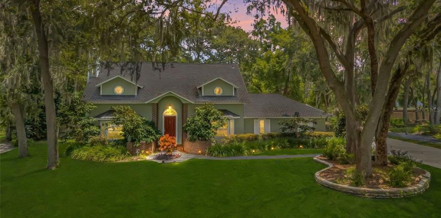 House in Fruitland Park, Florida 3 bedrooms, 235.6 sq.m. № 1854038